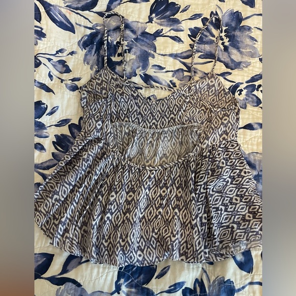 Flowy low back spaghetti strap top - Picture 2 of 4